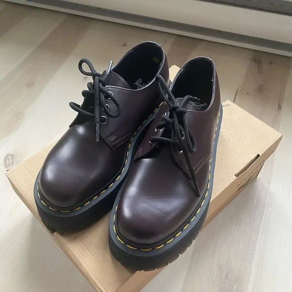 Dr martens deals burgundy shoes